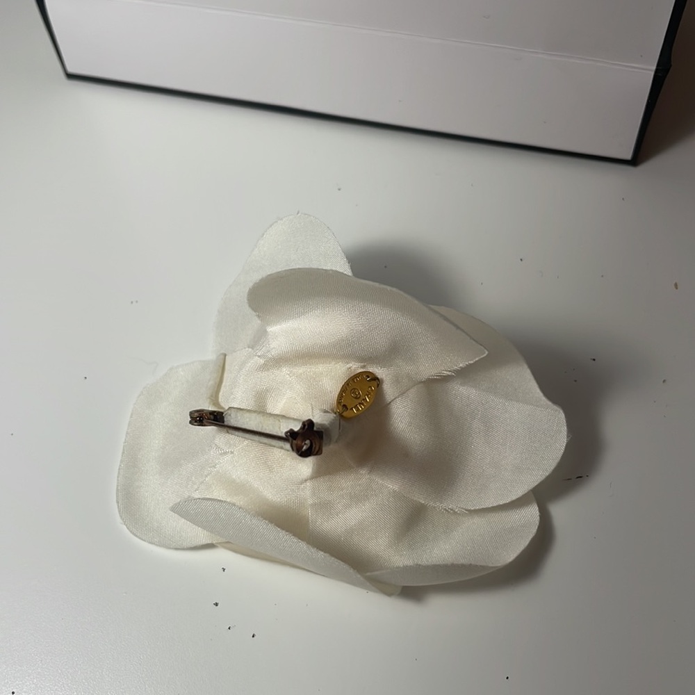 AUTHENTIC Chanel Pin Brooch satin flower - Picture 5 of 11